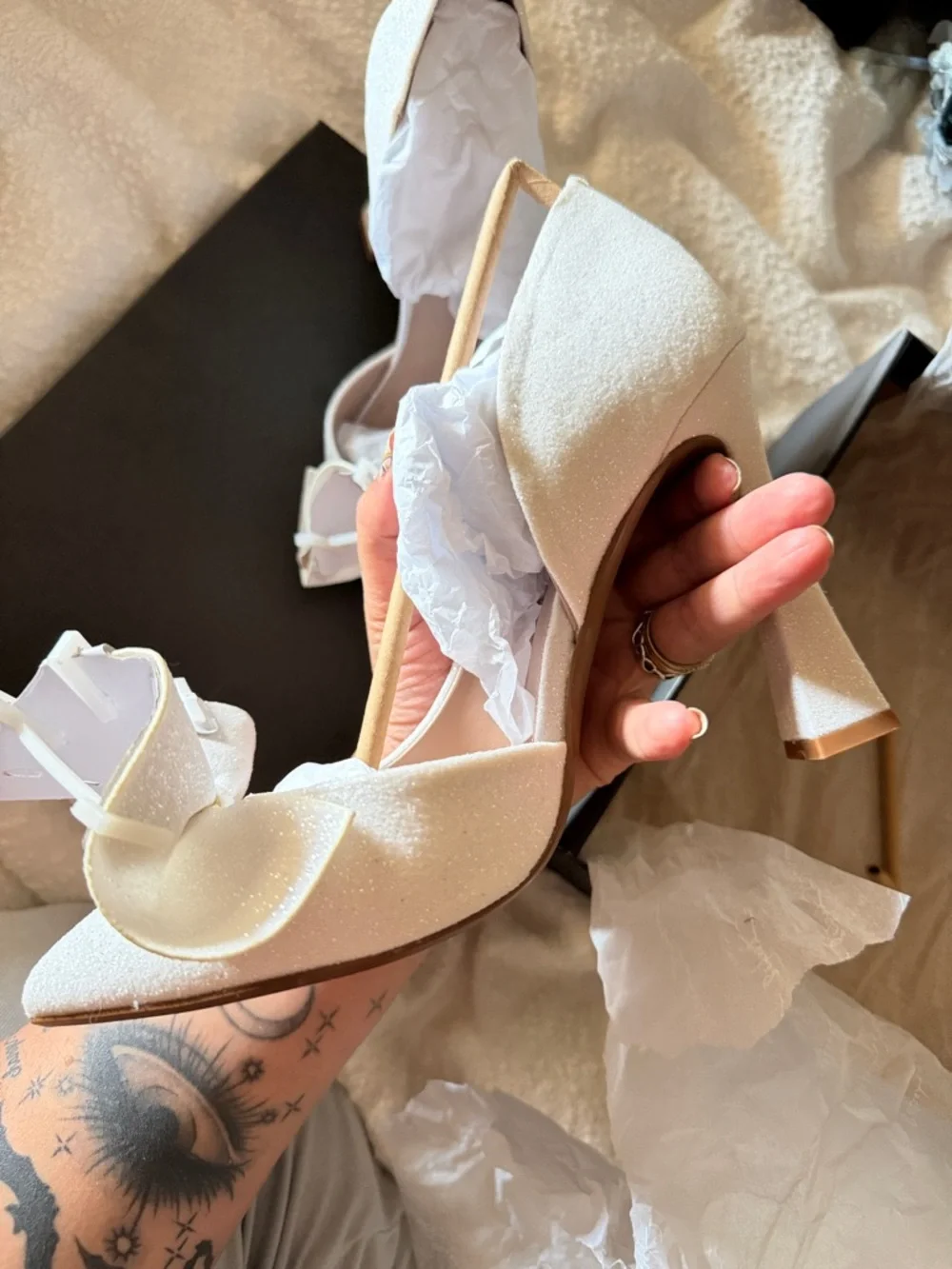 Betsey Johnson White Pointed Toe Bow D'Orsay Pumps - Picture 3 of 6